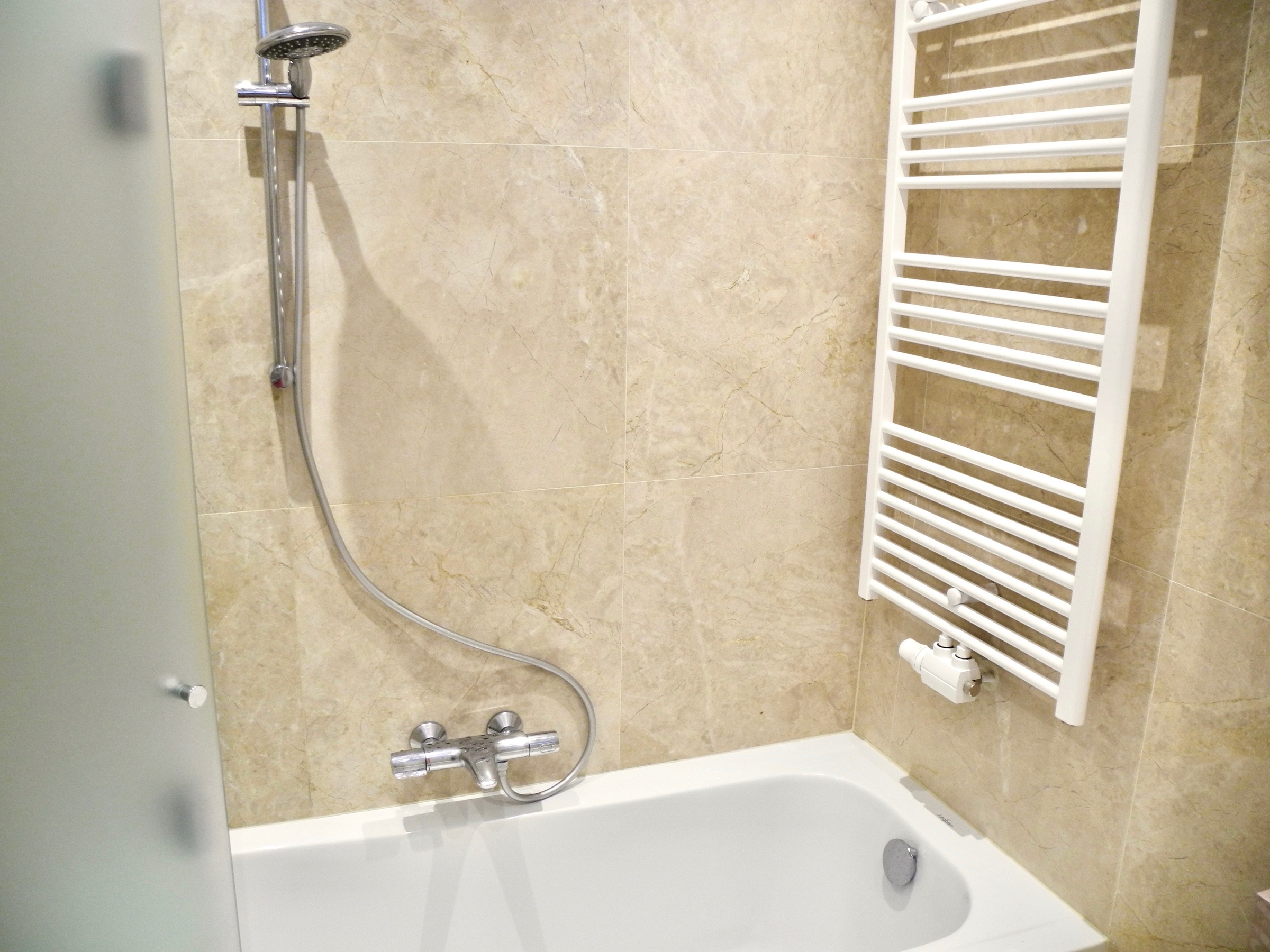 bathtube with shower and glass wall | © Tillbert Strahl