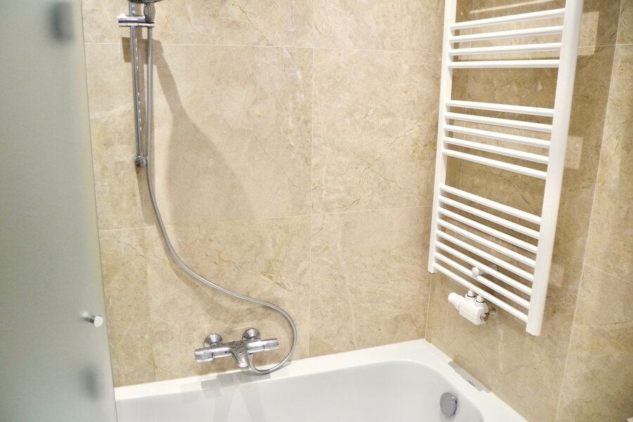 bathtube with shower and glass wall | © Tillbert Strahl