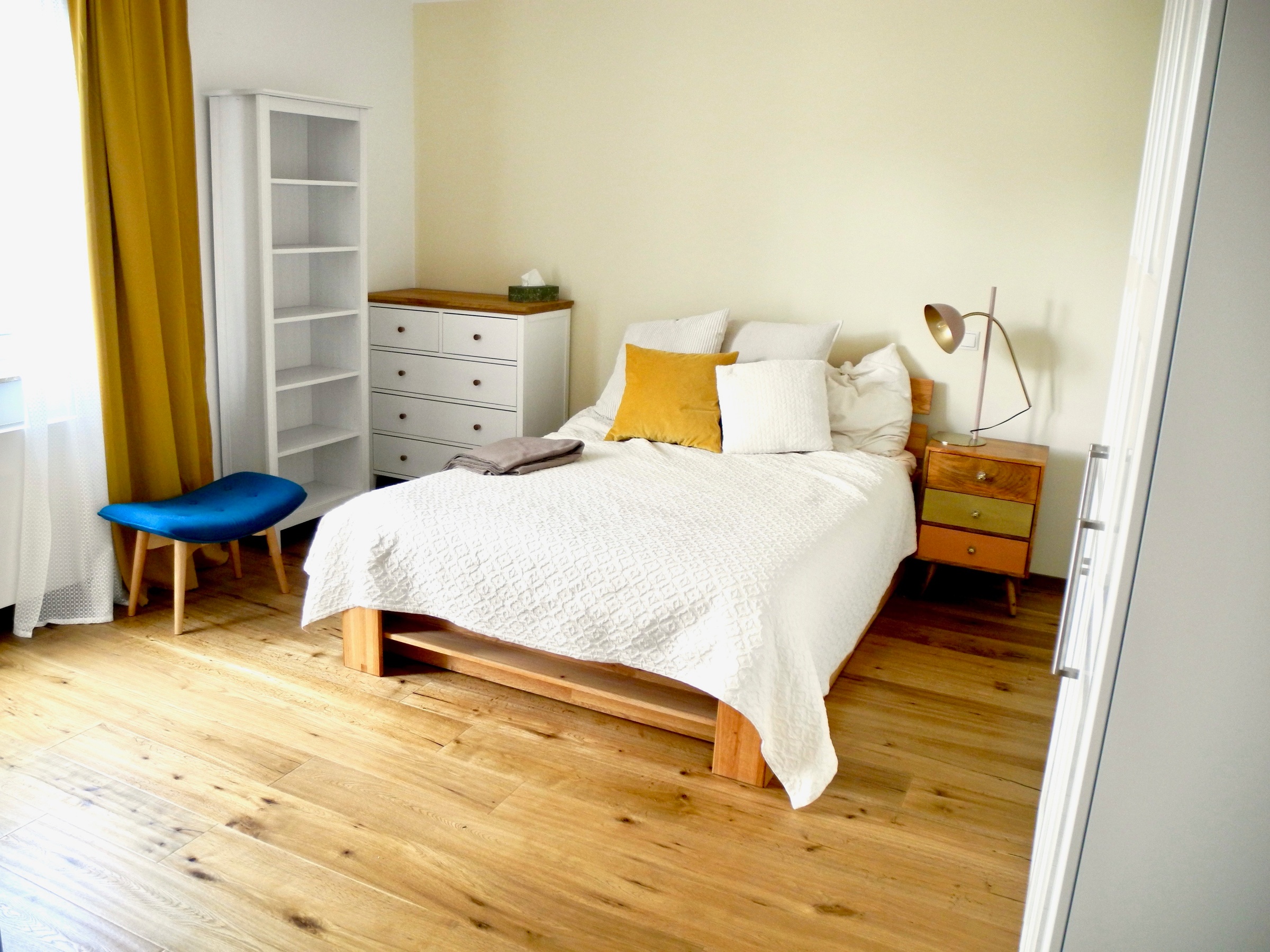 bedroom with bed, nightstand, dresser and shelf | © Tillbert Strahl