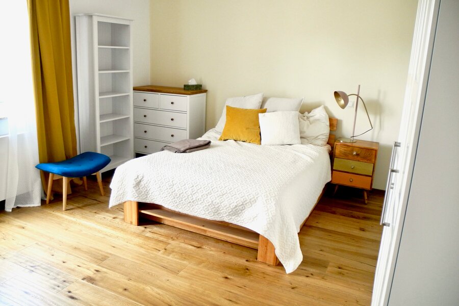 bedroom with bed, nightstand, dresser and shelf | © Tillbert Strahl