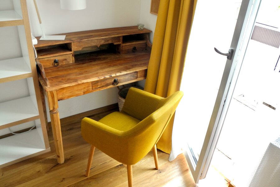 bedroom with bureau | © Tillbert Strahl