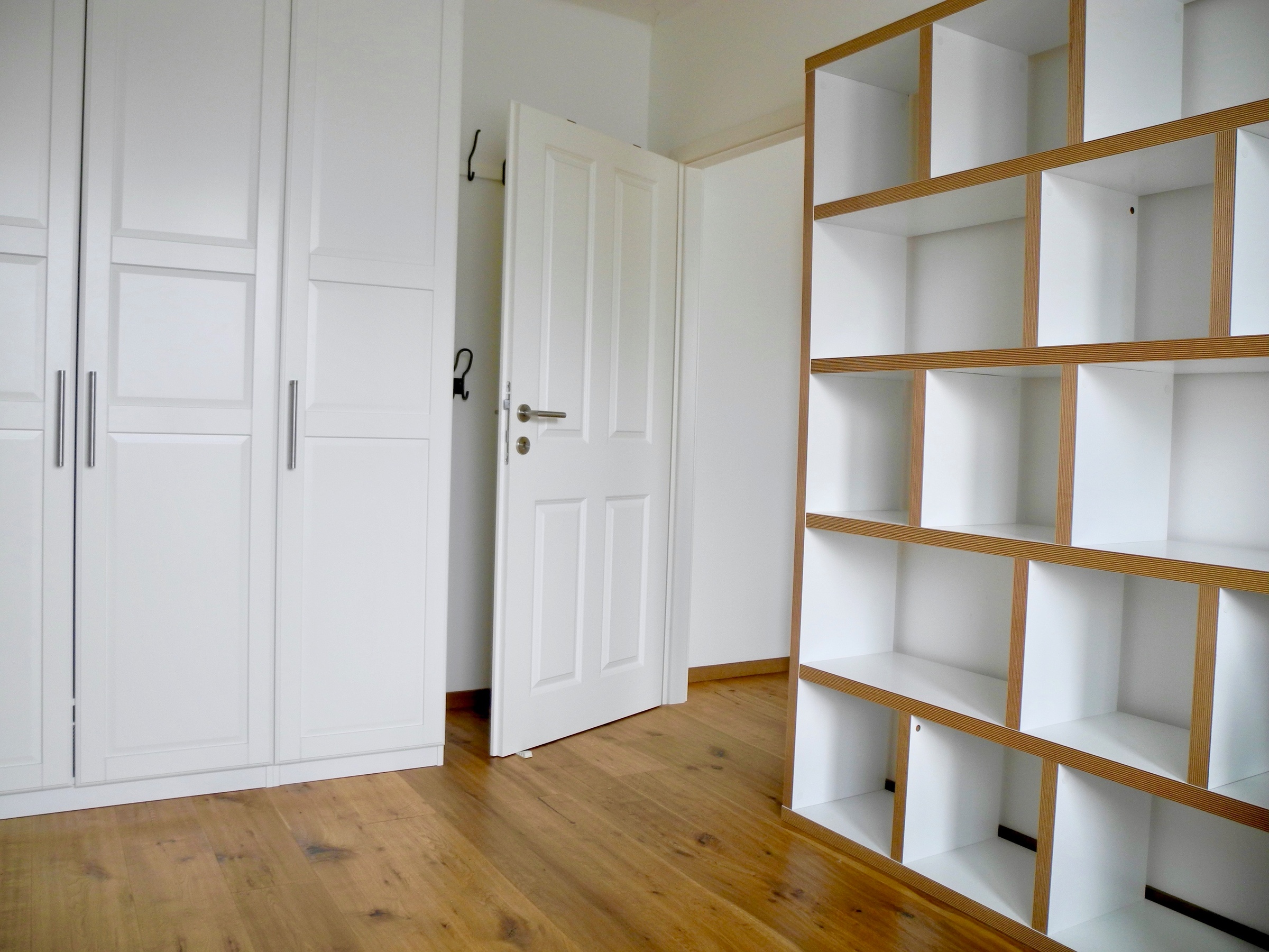 bedroom with shelf | © Tillbert Strahl