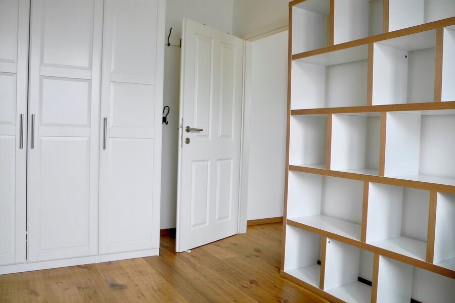bedroom with shelf | © Tillbert Strahl