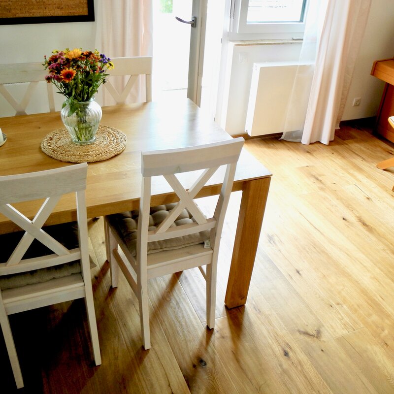 Living room with dining table | © Tillbert Strahl