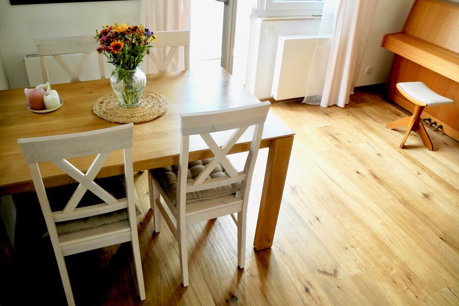 Living room with dining table | © Tillbert Strahl