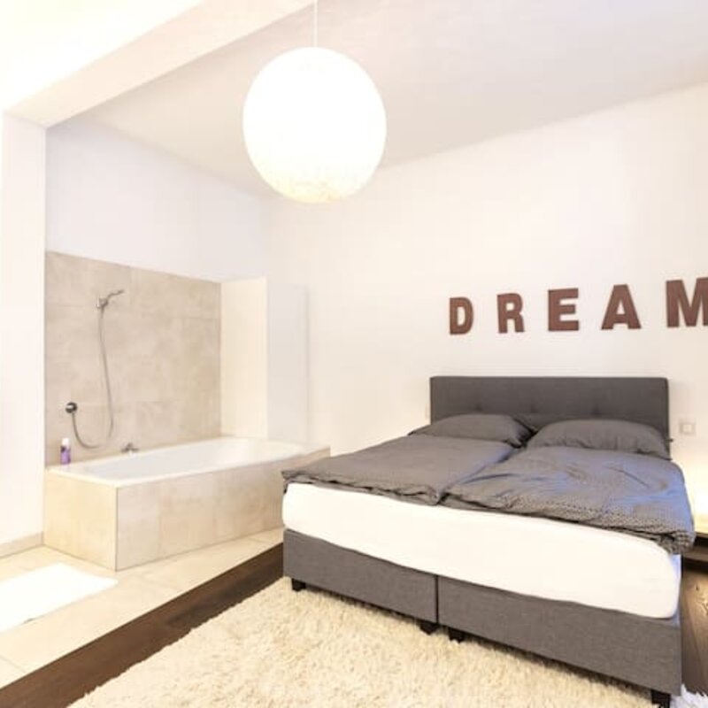 Master Bedroom mit Badewanne