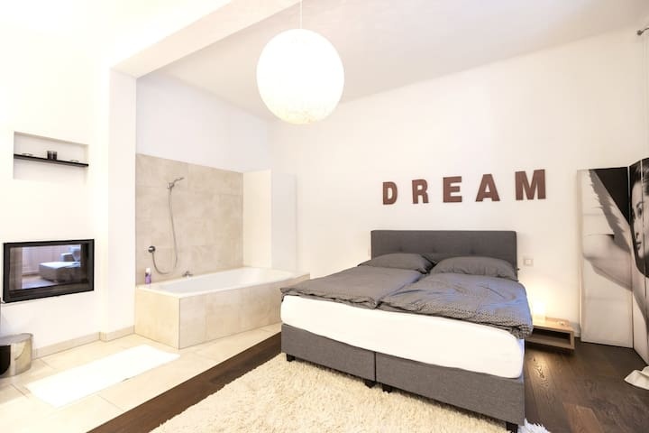 Master Bedroom mit Badewanne