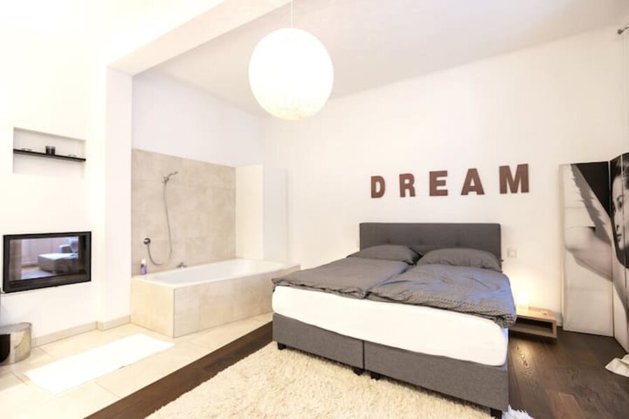 Master Bedroom mit Badewanne