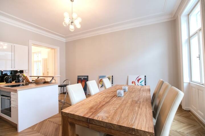 Ess- und Arbeitstisch