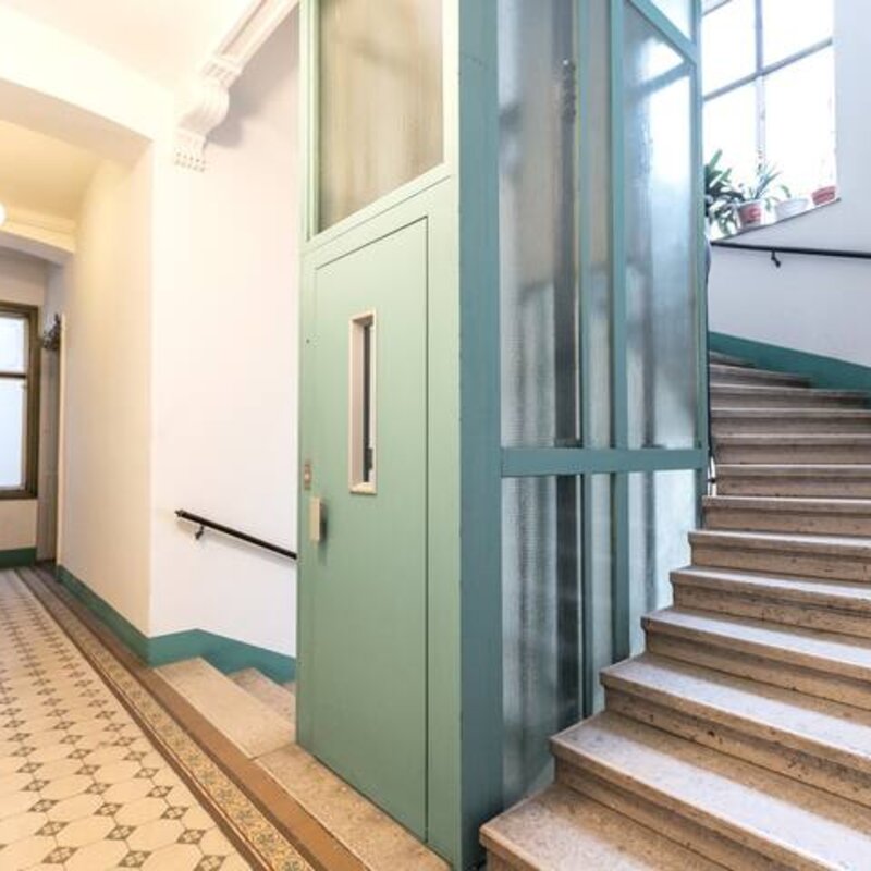 Stiegenhaus und Lift