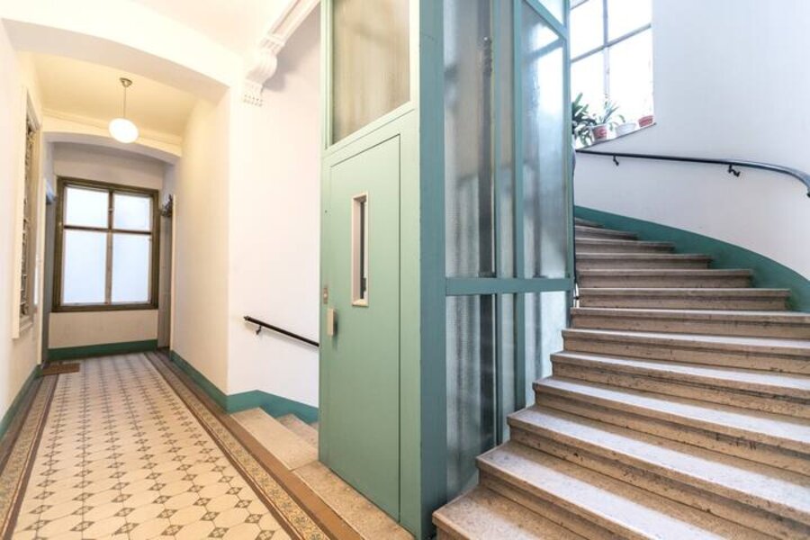 Stiegenhaus und Lift