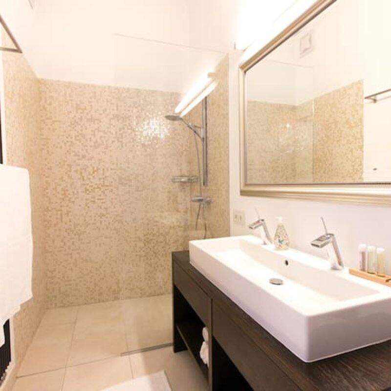 Waschbecken und Dusche