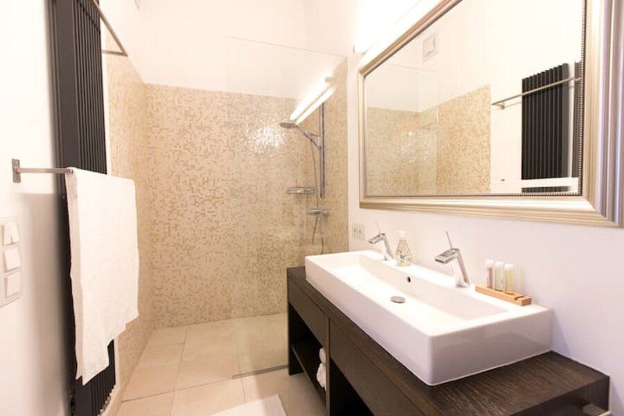 Waschbecken und Dusche