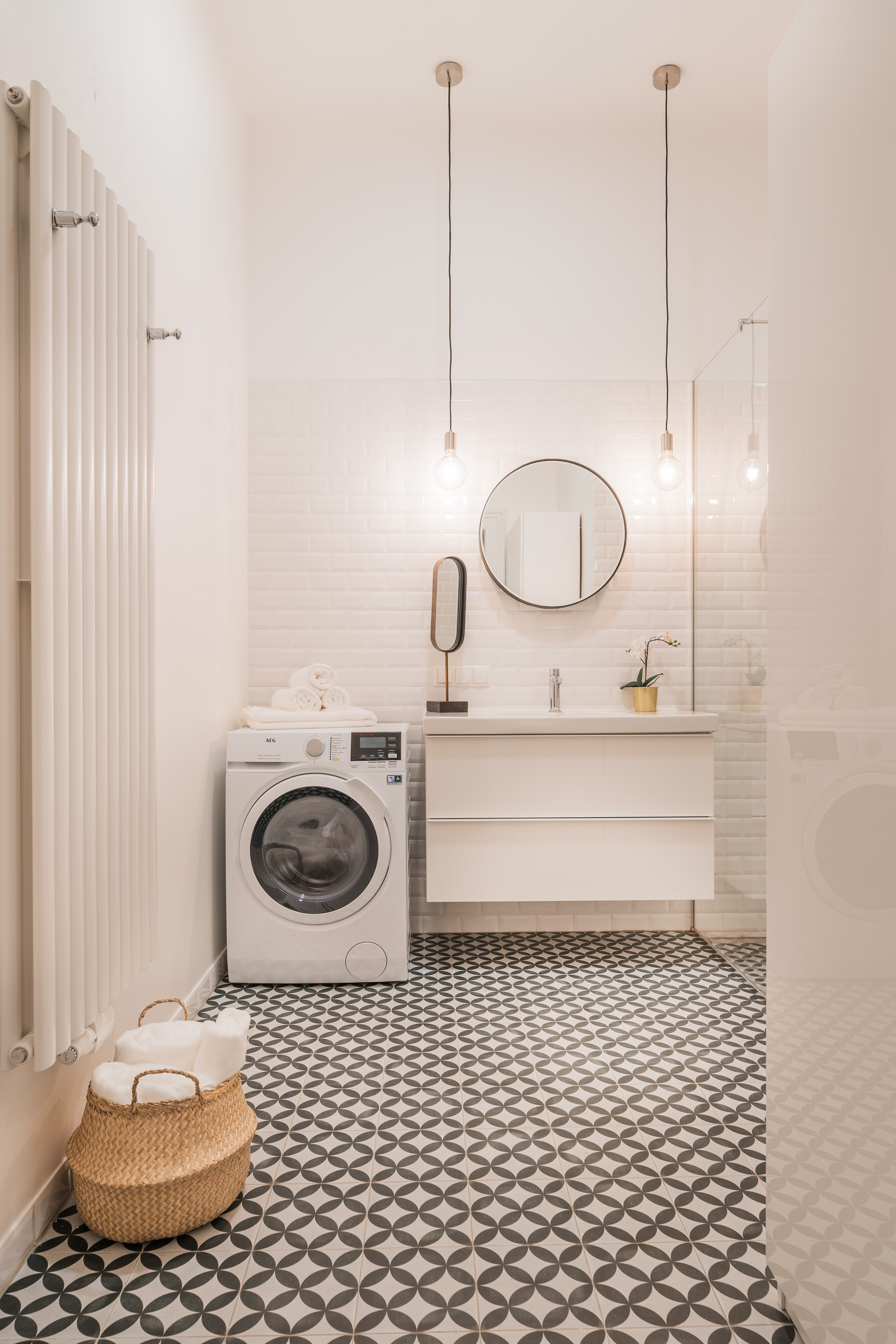 ELEGANT BATHROOM