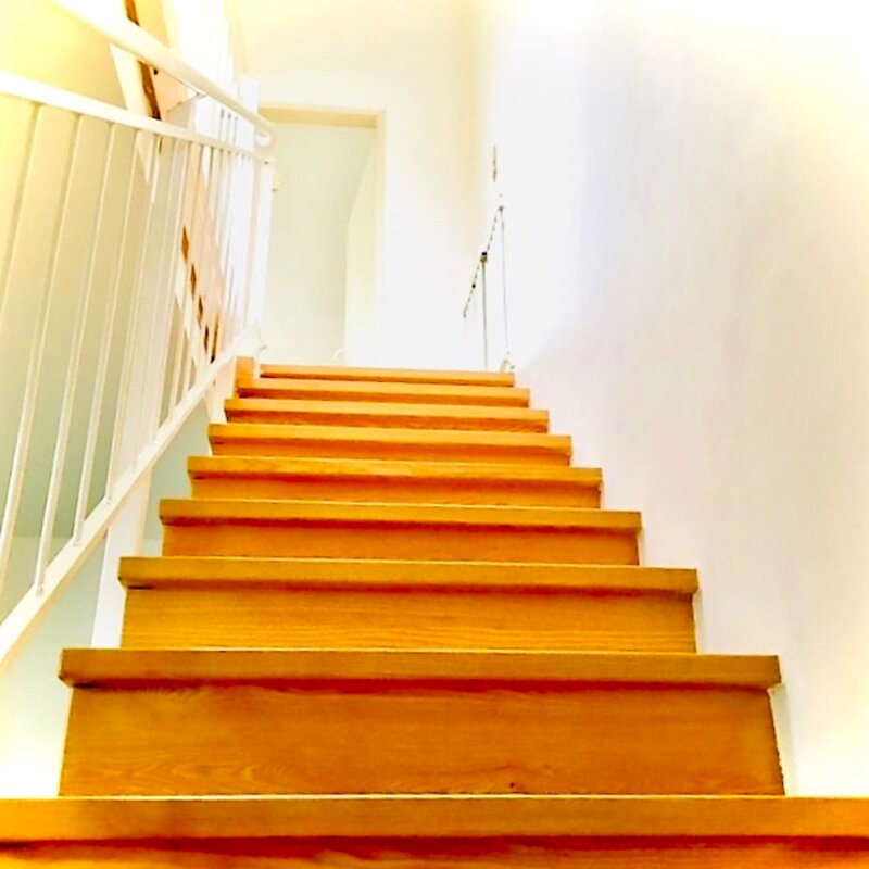 Treppen ins Obergeschoß