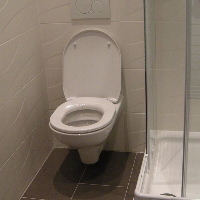 With shower (80 x 80 cm), WC, sink and towel heater