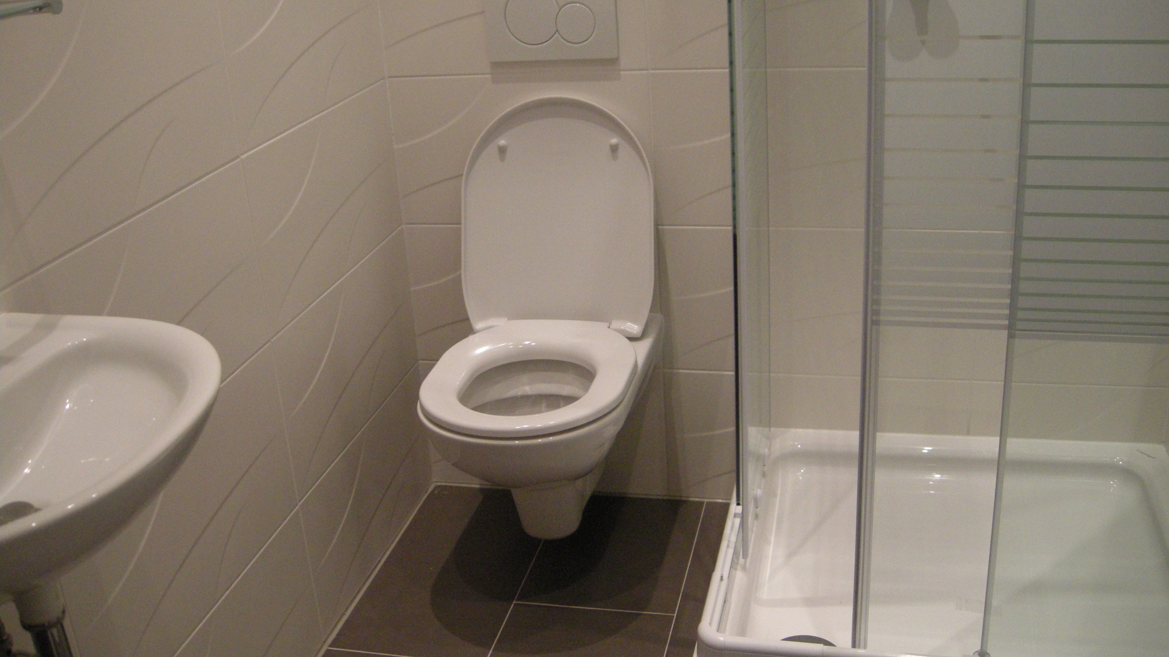 With shower (80 x 80 cm), WC, sink and towel heater