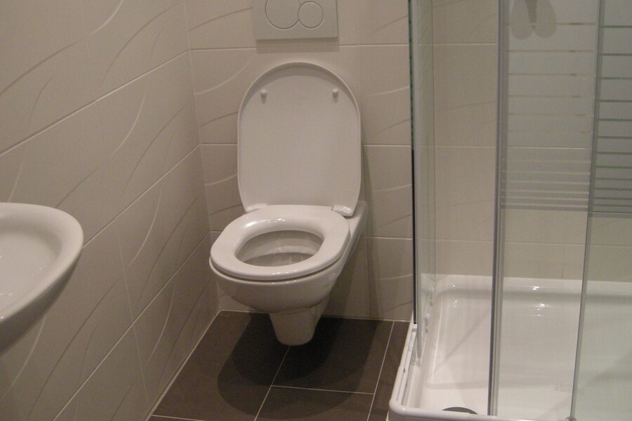 With shower (80 x 80 cm), WC, sink and towel heater