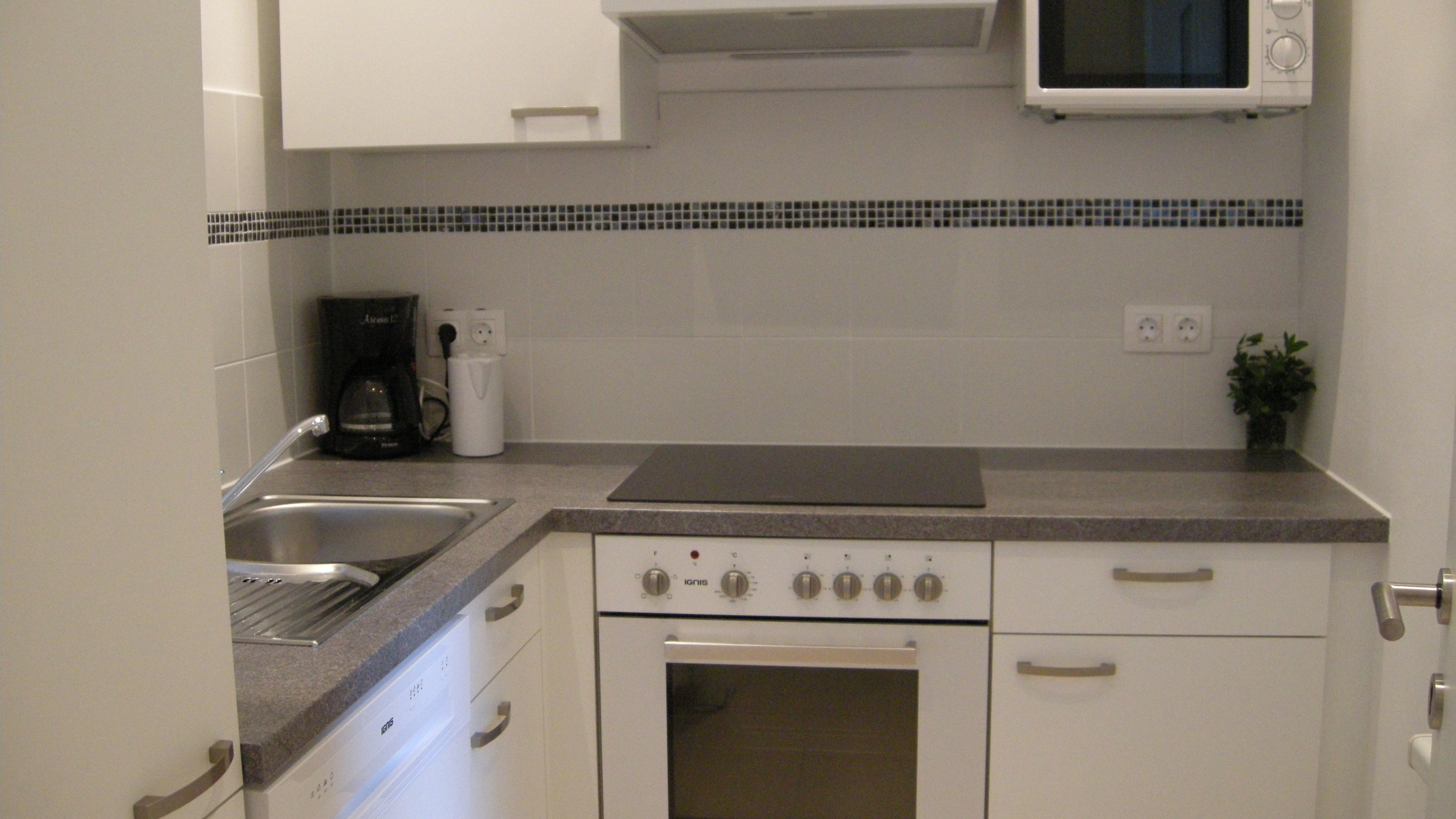 Well equipped with stove, oven, microwave, frigde, dishwasher