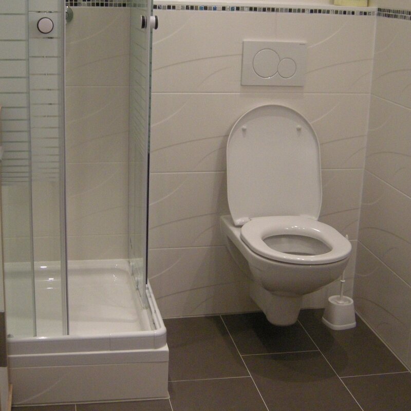 With shower (80 x 80 cm), WC, sink and towel heater