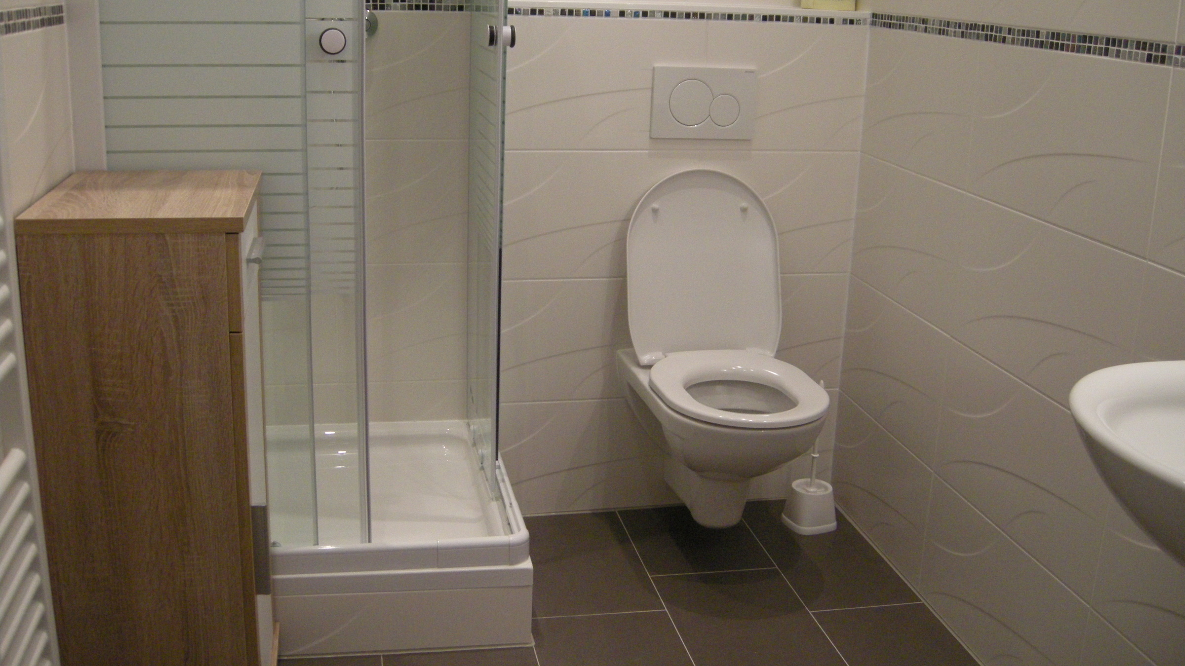 With shower (80 x 80 cm), WC, sink and towel heater