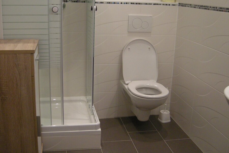 With shower (80 x 80 cm), WC, sink and towel heater