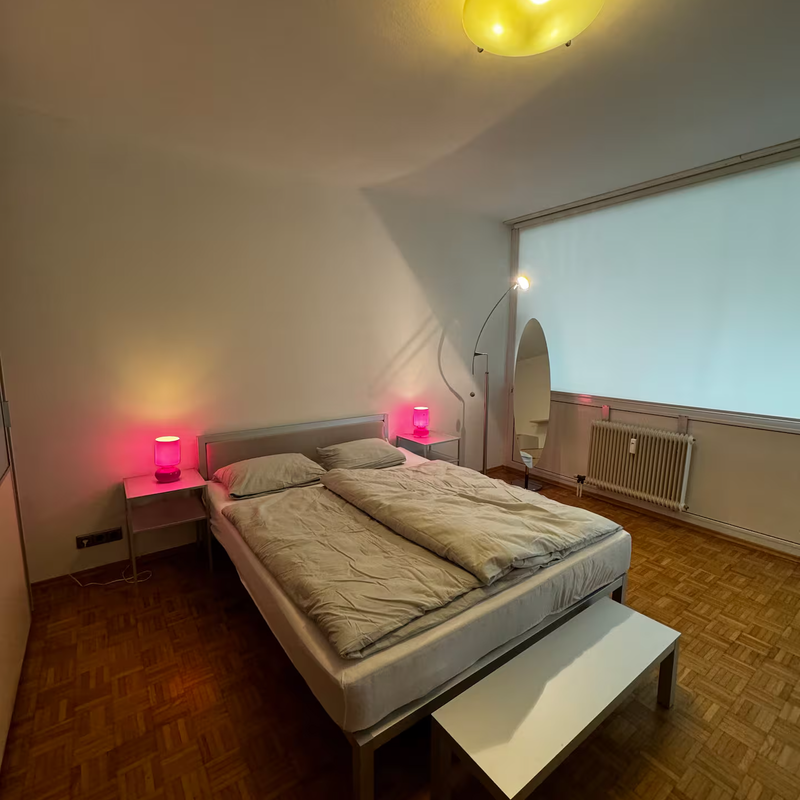 Möbliertes Schlafzimmer mit Doppelbett & Ambiente – Haus zur Kurzzeitmiete & Wohnen auf Zeit für 1 bis 6 Monate in Salzburg