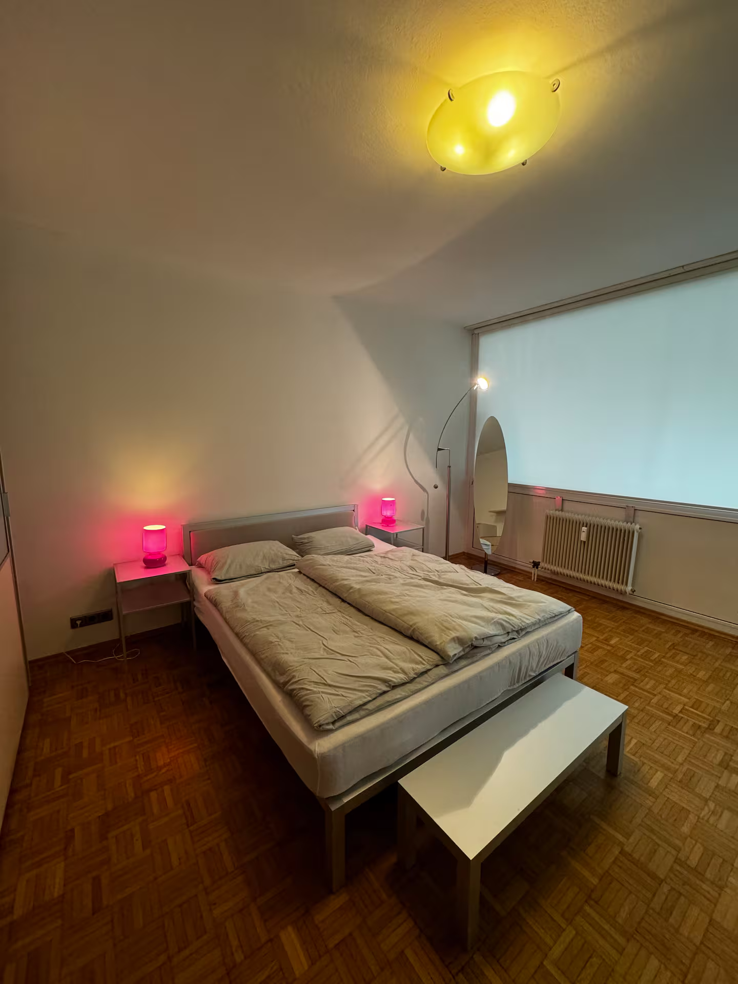 Möbliertes Schlafzimmer mit Doppelbett & Ambiente – Haus zur Kurzzeitmiete & Wohnen auf Zeit für 1 bis 6 Monate in Salzburg