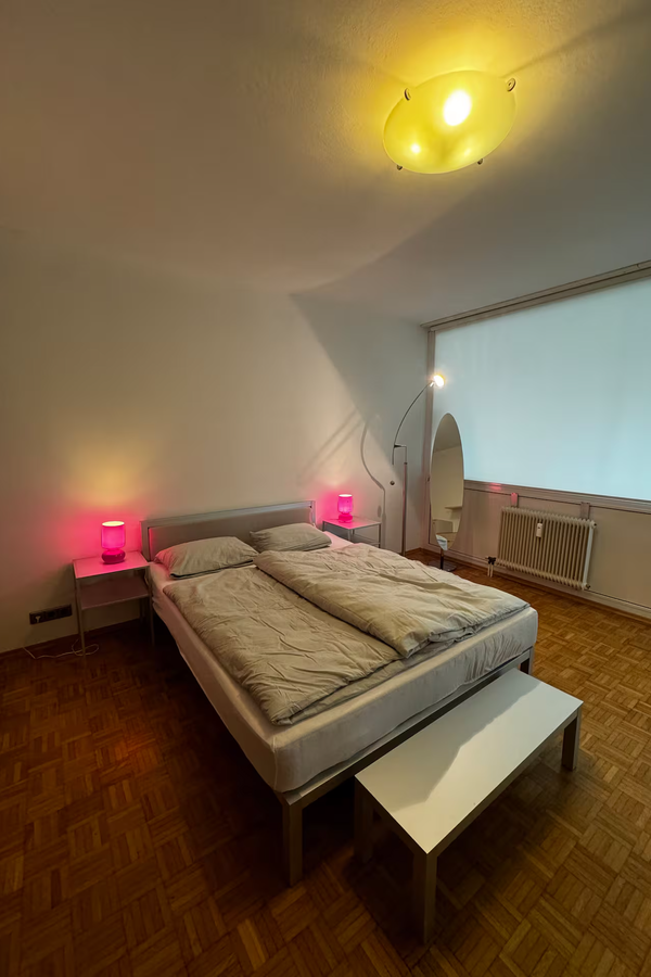 Möbliertes Schlafzimmer mit Doppelbett & Ambiente – Haus zur Kurzzeitmiete & Wohnen auf Zeit für 1 bis 6 Monate in Salzburg