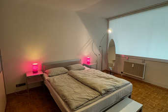 Möbliertes Schlafzimmer mit Doppelbett & Ambiente – Haus zur Kurzzeitmiete & Wohnen auf Zeit für 1 bis 6 Monate in Salzburg