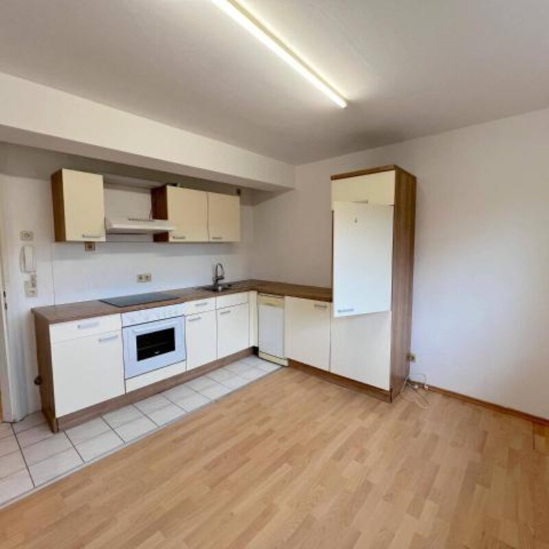Sonniges Wohnzimmer mit Holzboden & TV – Haus zur Kurzzeitmiete, Wohnen auf Zeit für 1 bis 6 Monate in Salzburg