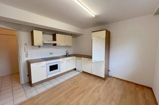 Sunny living room with wood floors & TV – house for short-term rental, temporary housing for 1 to 6 months in Salzburg