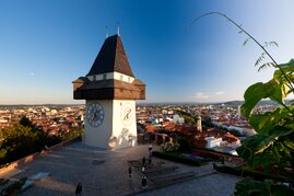 Uhrturm mit Blick über Graz | © Graz Tourismus - Harry Schiffer
