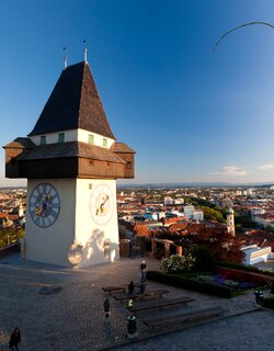 Uhrturm mit Blick über Graz | © Graz Tourismus - Harry Schiffer