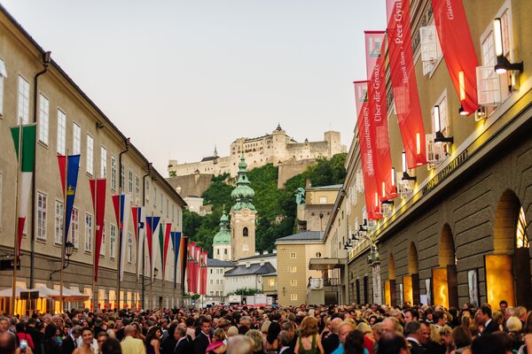 Festspielbesucher vor dem großen Festspielhaus Hofstallgasse | © Tourismus Salzburg GmbH