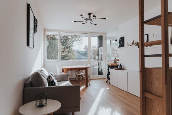 Wohnzimmer mit Blick Richtung Balkon | © OCNSMedia